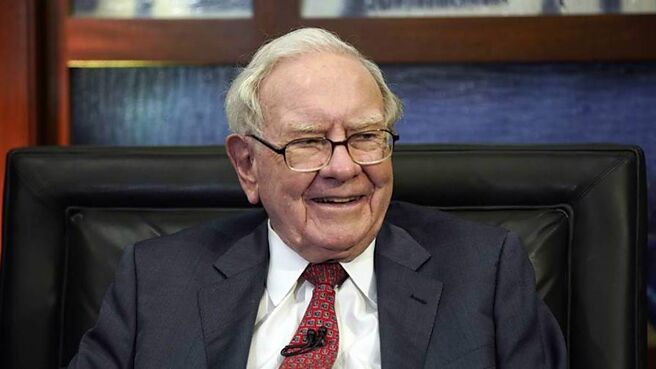 股神巴菲特執掌的波克夏海瑟威（Berkshire Hathaway）近日又恢復出售美國銀行（BofA）持股，賣出價值約9億美元的美國銀行股票，持股比重降至10.8％。圖／美聯社