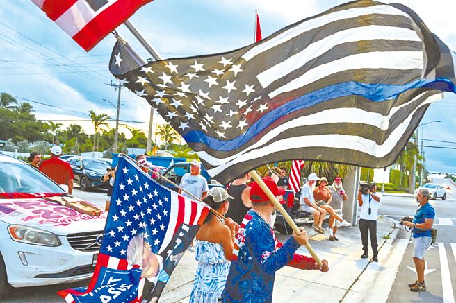 共和党总统候选人、美国前总统川普二度遇刺后，返回他位于佛罗里达州棕榈滩海湖庄园的住所，川普的支持者聚集在海湖庄园周围。（路透）