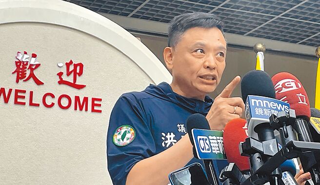 民进党台北市议员洪健益16日公布，前北市兵役局长朱亚虎向前民眾党立委蔡壁如陈情京华城案的手写信，讨论局处首长与威京集团主席沈庆京的协调会时间和与会人员等。（刘彦宜摄）