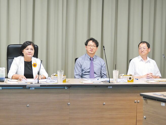 雲林縣政府針對綠能開發問題16日舉行座談會，由雲林縣長張麗善（左起）、雲林地檢署主任檢察官朱啟仁、經濟部能源署副署長吳志偉主持，將成立一個溝通平台持續解決問題，由中央協助地方把綠電興建起來。（張朝欣攝）