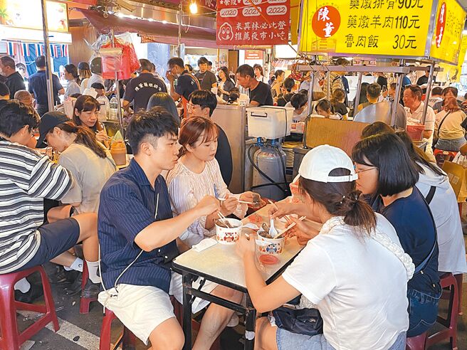 台湾夜市经常使用一次性餐具，环境部2020至2022年补助夜市成为「环保夜市」，推动5面向环保改造，其中一项为补助摊商使用重复清洗餐具。（蔡佩珈摄）