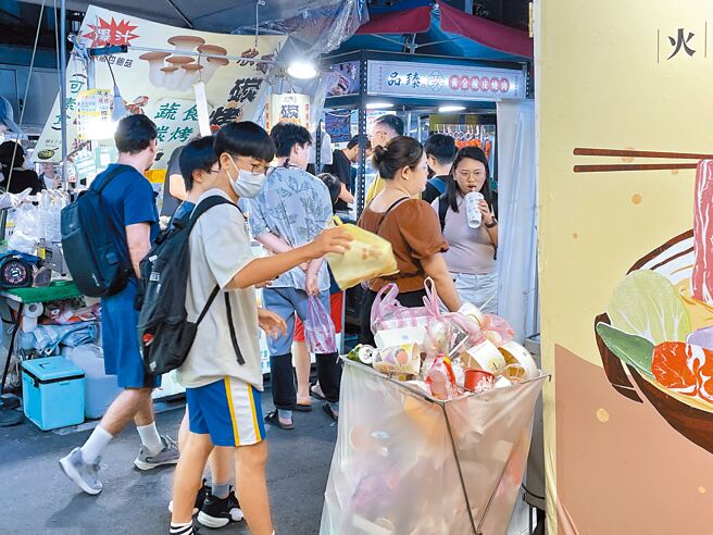 環境部2020至2022年補助夜市成為「環保夜市」，推動5面向環保改造，其中一項為補助夜市落實垃圾分類。（蔡佩珈攝）