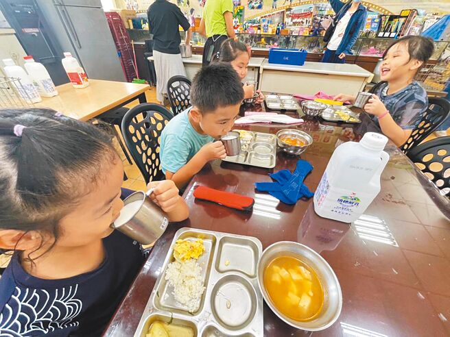 「班班喝鮮乳」政策最快9月下旬上路，新北市統計，約7成學校選訂保久乳。新聞示意照。（新北市教育局提供／陳慰慈新北傳真）