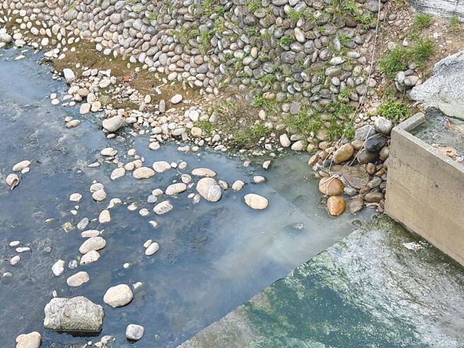 桃园南崁溪旁一家团膳业者，违法在侧沟中设置私人管线，并将每日作业产生的油污废水沿侧沟及私人管线排放至南崁溪中，遭桃园市环保局查获依法开罚。（桃园市环保局提供／姜霏桃园传真）