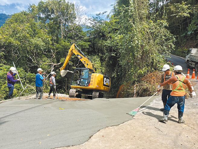 桃園市復興區雪霧鬧部落唯一聯外道路15日坍方中斷，復興區公所緊急搶通廢棄20年的舊路作為替代道路，目前該處交通上午6點至晚間7點開放車輛通行。（復興區公所提供／呂筱蟬桃園傳真）
