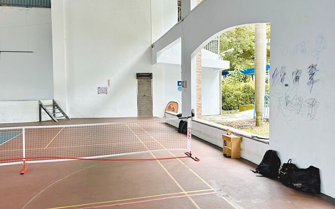 埔里鎮綜合球場整修完工啟用4個多月，疑有人騎機車闖入，球場鋪面遭破損，雪白牆壁也被塗鴉。（民眾提供／楊靜茹南投傳真）