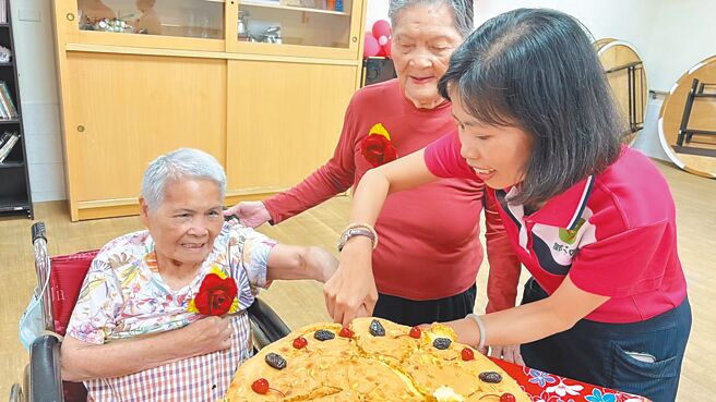 屏东县老人人口比已高于全台平均，加上物价上涨，屏东县政府调升老人公费安置养护费补助每月增加2000元。（屏东县政府提供／罗琦文屏东传真）