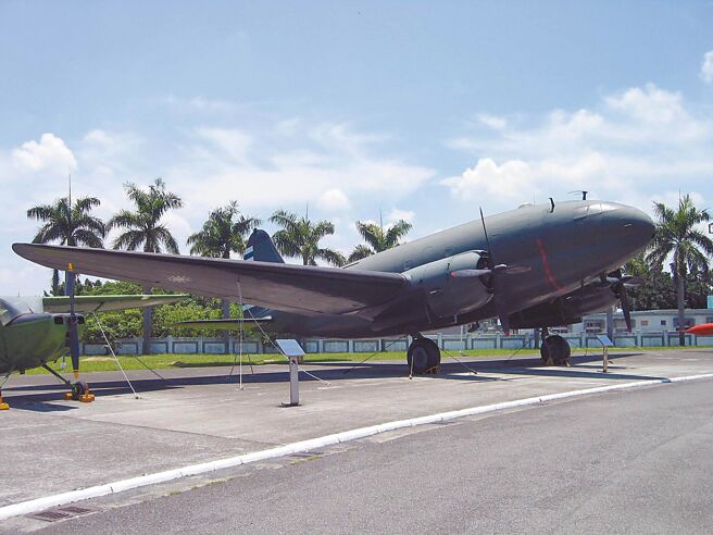 空军军史馆军机展示场陈列的C-46运输机。（高智阳提供）