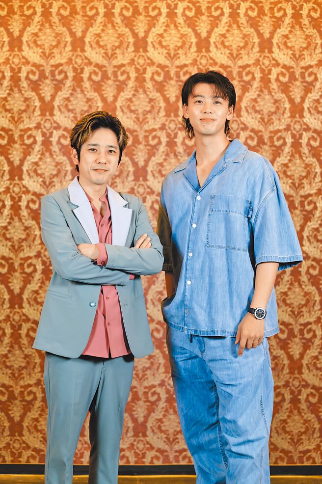 二宫和也（左）、竹内凉真日前为《黑色止血钳2 ─恶魔外科医生─》来台宣传，并接受访问分享拍摄秘辛。（大鸿艺术提供）