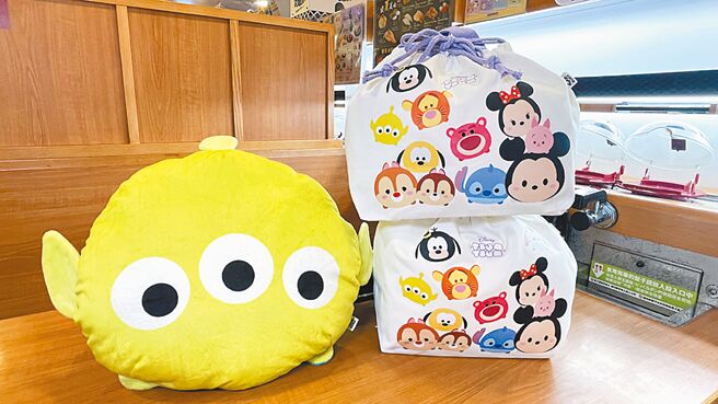 藏寿司日前携手漫画《吉伊卡哇》推周边后吸引粉丝疯抢，现又预告19日起推「迪士尼Tsum Tsum」系列特别企画，同时推限量束口便当袋、三眼怪插手枕集点赠活动（见图），消费满300元赠1点，分别集满13、16点就可带走。（，藏寿司提供）