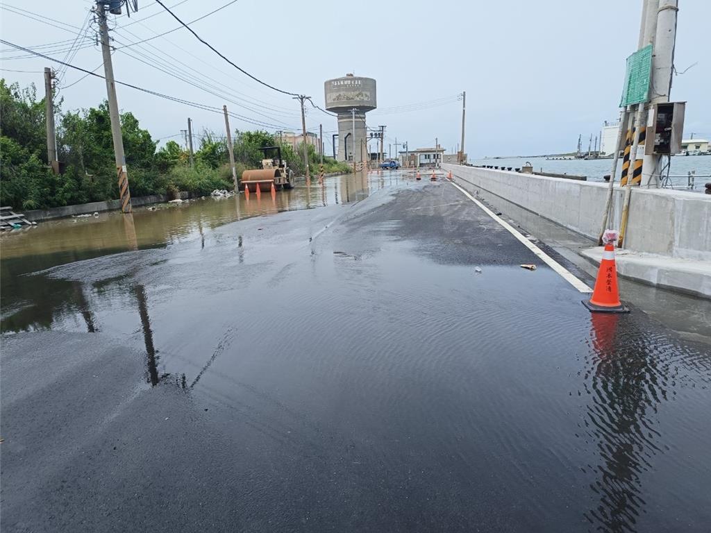 雲林漁港防水擋板遭破壞 天文大潮引發海水倒灌