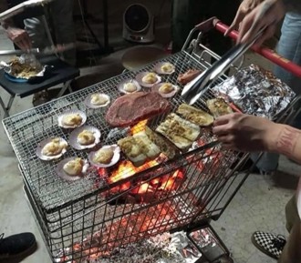 卖场手推车「当烤肉架」 5.2万人看傻！家乐福小编吐13字