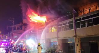 嘉義竹崎暗夜竄「火龍」 連棟透天厝燒毀！6戶無家可歸