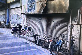 瞎毁！男子大楼前烧沙发脚踏车 险重演城中城恶火惨剧