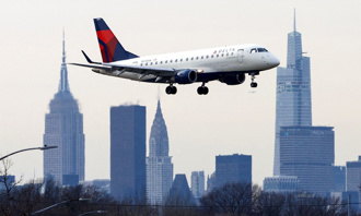 美航班乘客空中「集體流鼻血」 旅客：耳朵爆痛像被捅