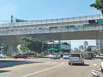 車輛及行人時相同步 挨批難左轉