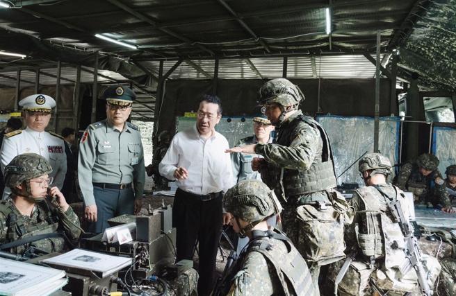 顧部長視導部隊假日戰備整備，聽取任務簡報。
（軍聞社記者呂尚俞攝）