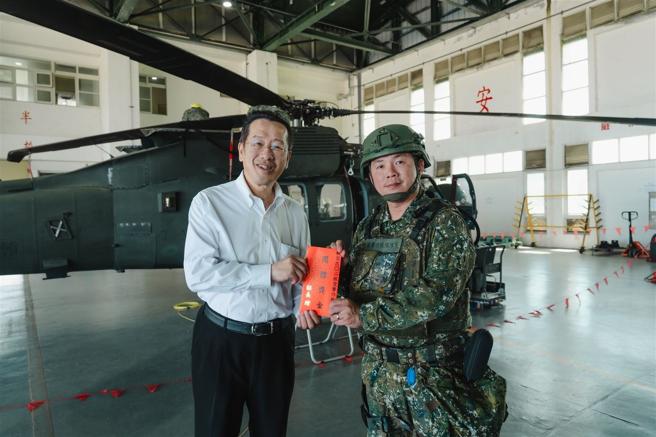 顧部長肯定官兵守護家園的付出，並頒發加菜金。
（軍聞社記者呂尚俞攝）