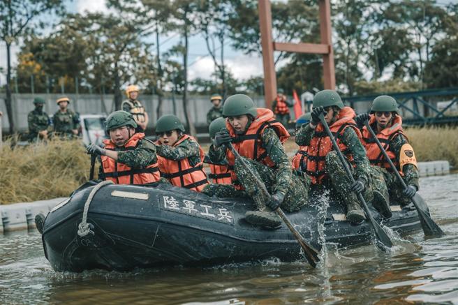 陆军52工兵群工兵支援营日前于基地综合教练期间，实施「舟艇漕渡」训练，官兵熟稔操舟技巧，于水域中操行侦察突击舟，展现工兵部队「平时能救灾，战时能作战」的专业技能。 （记者陈怡璇摄）