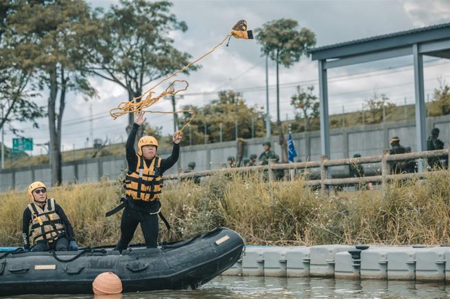 操作手及作业手实施救生绳袋投掷，完成人员落水救援。（记者陈怡璇摄）
