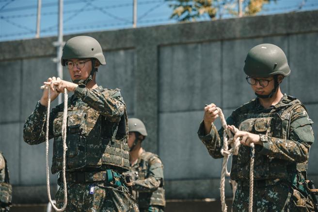 官兵于时限内完成「复织状结」、「单线蛇口结」等绳结。
（记者陈怡璇摄）