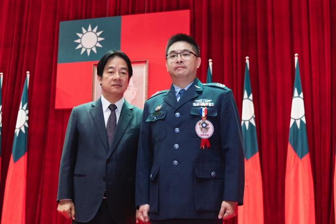 空军第2联队第2修护补给大队飞机支援中队士督长王世豪士官长，以正向、互助的领导理念，带领单位士官、兵共同成长，荣获今年国军楷模殊荣。（记者陈怡璇摄）