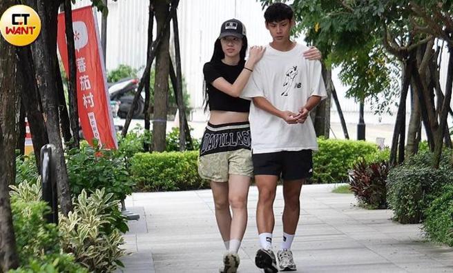 就算有身高差，宋宋（左）仍雙手搭住各務孝太，形成奇妙的走路方式。（圖／本刊攝影組）