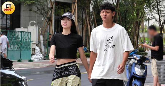 走著走著兩人姿勢改為牽牽手牽緊緊，互動與熱戀中的情侶無異。（圖／本刊攝影組）