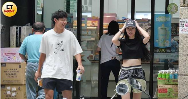 走進超商買了飲料，各務孝太負責拿飲料，宋宋則扶著帽子。（圖／本刊攝影組）