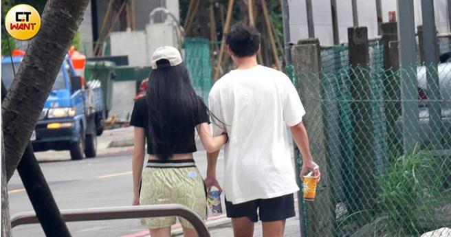 一開始走路宋宋又立刻勾住各務孝太的手，時時都要有肢體碰觸。（圖／本刊攝影組）
