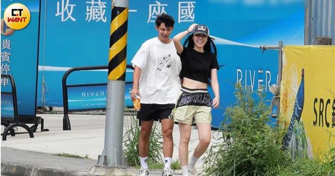 兩人一路都緊貼在一起，有說有笑看氣來很開心甜蜜。（圖／本刊攝影組）