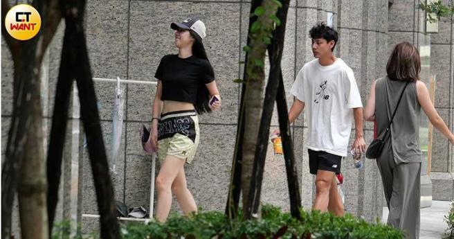 手上空空的宋宋，為了方便各務孝太進門，貼心地先走在前面準備幫他把門推開。（圖／本刊攝影組）