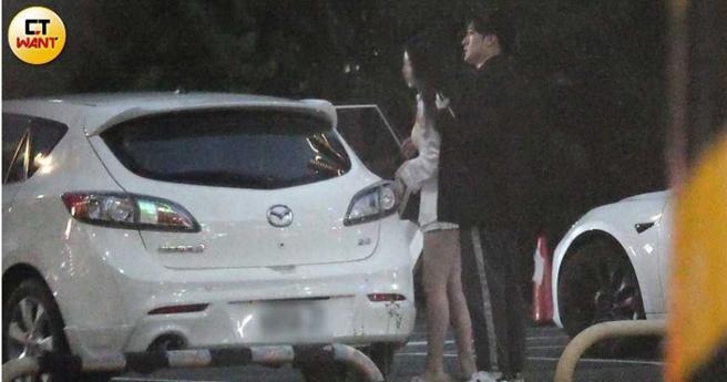 沈建宏驾车到凯渥门口，等了许久接到一位长髮女子上车约会。（图／本刊摄影组）