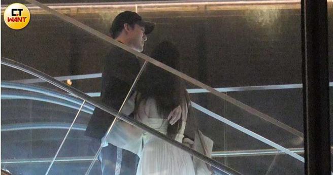 两人共进完晚餐后开启连体婴模式，搭个电梯也要搂一起。（图／本刊摄影组）