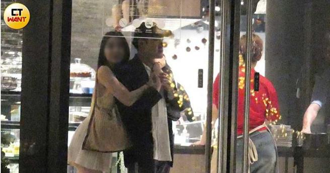 长髮女走到哪都呈现无尾熊姿势熊抱沈建宏，爱得十分黏腻。（图／本刊摄影组）