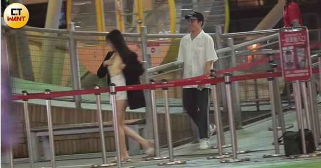 落地后长髮女忙着乔奶调整服装，2人结束深度交流，表情难掩愉快的心情。（图／本刊摄影组）