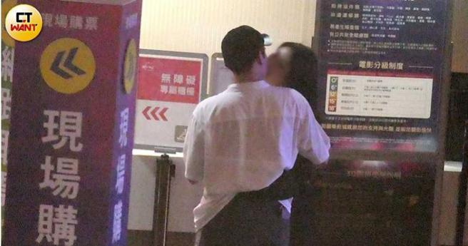 走去搭旋转木马的过程中，两人的四片嘴唇仍不停地吸吮在一起。（图／本刊摄影组）