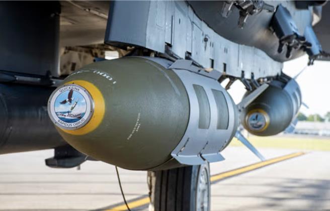美國遏華戰略改變？路透稱：美軍正大量囤積廉價反艦武器。圖為掛載在美軍戰機下的GBU-31聯合直接攻擊彈藥。（圖：美國空軍官網）