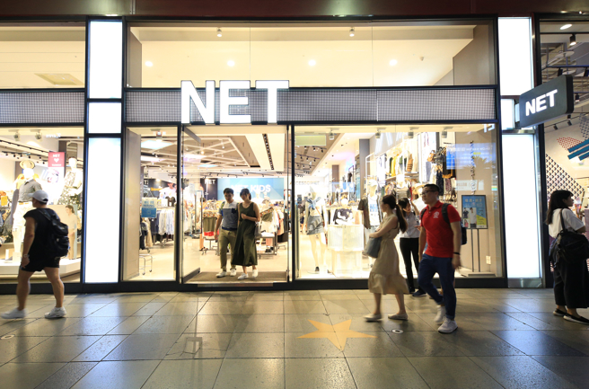 NET近日一款女娃娃鞋造成抢购风潮，黑、银、白3色被抢购一空。（示意图，shutterstock／达志）