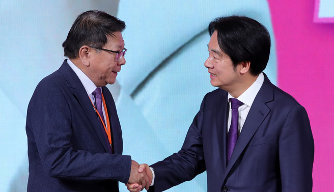 圖為身兼民進黨主席的賴清德總統（右）與總統府祕書長潘孟安（左）握手致意。（資料照，黃世麒攝）