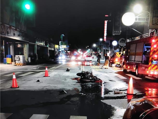 陳姓男子17日深夜11點多涉嫌酒後駕車行經台南市南區金華路二段時，疑因沒注意撞上前方大型重型機車，並波及對向另輛自小客車後逃逸。（讀者提供／洪榮志台南傳真）