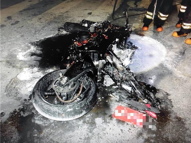 被追撞的大型重型機車起火燒毀。（讀者提供／洪榮志台南傳真）