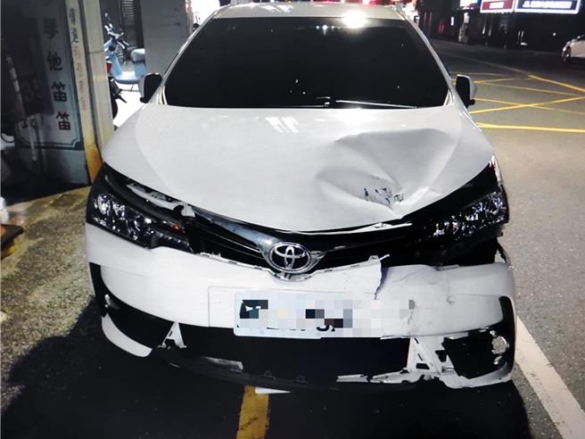 涉嫌酒駕肇逃的陳姓男子自小客車。（讀者提供／洪榮志台南傳真）