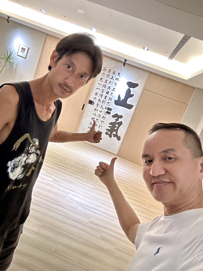 唐治平（左）多次獲知名醫美集團董事長常如山的協助。（醫美集團提供／王思穎傳真）