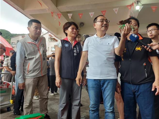 新北市长侯友宜、白佩茹（左二）等人出席「2024万里蟹-花点石间来海边」万里蟹产季起跑记者会。（资料照）