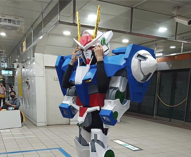 民眾陈先生扮钢弹机器人上街，被民眾检举。（陈先生提供／林瑞益高雄传真）