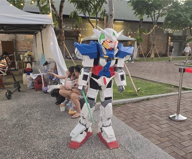 民眾陈先生扮钢弹机器人上街，被民眾检举，他声称没有藉此赚钱牟利。（陈先生提供／林瑞益高雄传真）