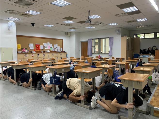 全國高級中等以下學校將於9月20日上午9時21分，同步進行地震避難掩護演練，以熟稔「趴下、掩護、穩住」抗震保命三步驟。（教育部提供／林志成台北傳真）