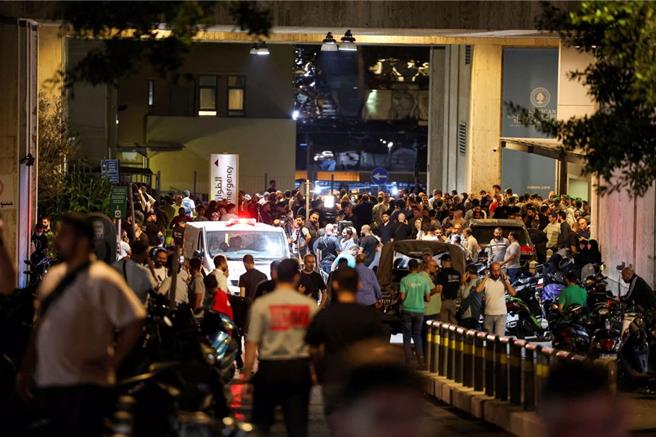 黎巴嫩多地17日發生傳呼機爆炸案。警方檢查首都貝魯特一輛發生傳呼機爆炸的車輛。（圖／路透）