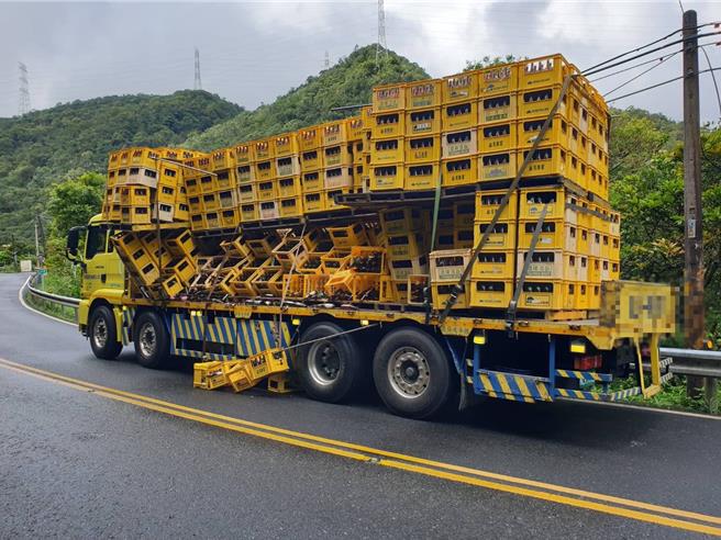 貨車綁繩斷裂，車上所載大批玻璃空酒瓶散落地面約50公尺。（新店警分局提供）